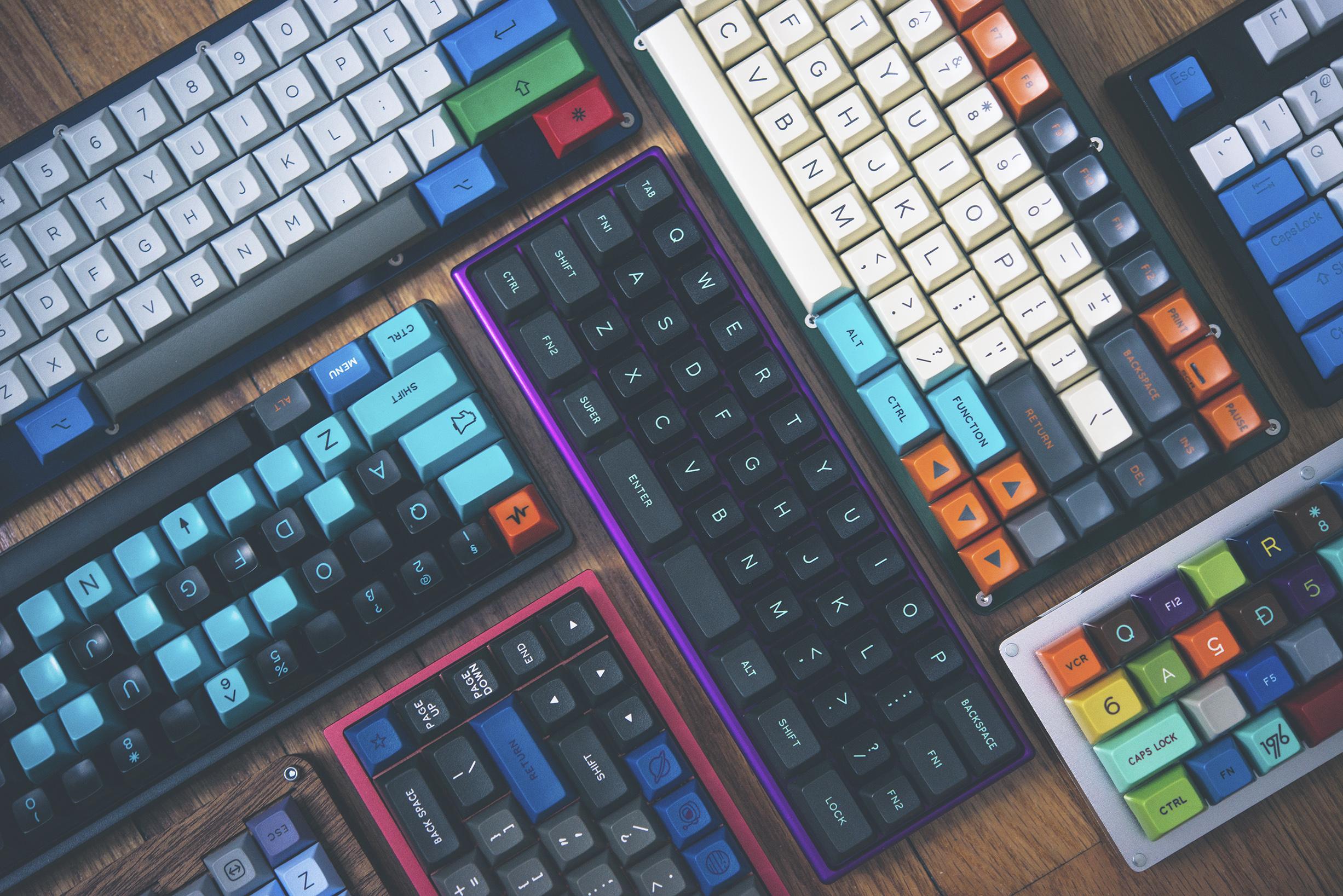 An image showing muliple mechanical keyboards in different sizes, colors, etc. 